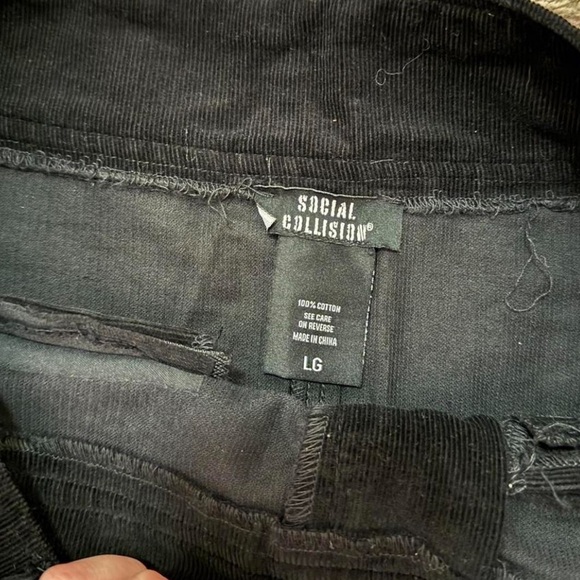 Social Collision Skull Zipper Pleated Mini Skirt - Picture 3 of 3